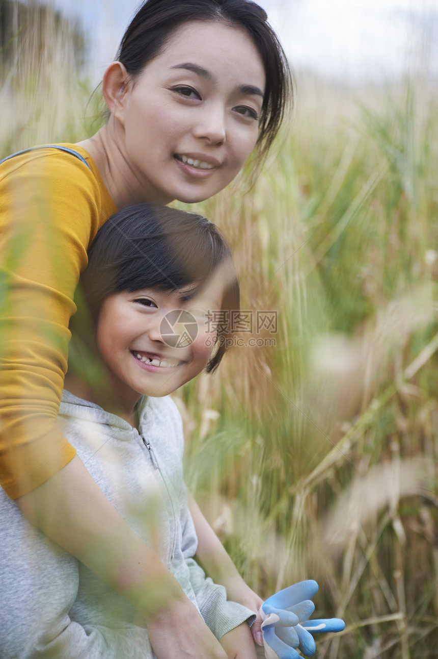 母女在乡下享受生活图片