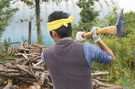 在乡下砍柴的青年人图片