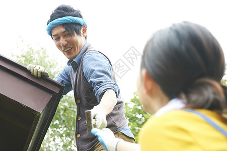 在乡下修缮屋顶的年轻人图片