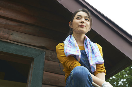 站在木屋门口休息眺望的女孩图片