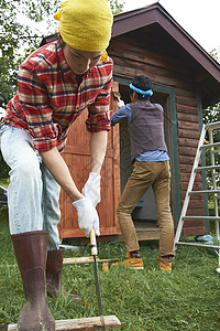 年轻人装修木屋图片