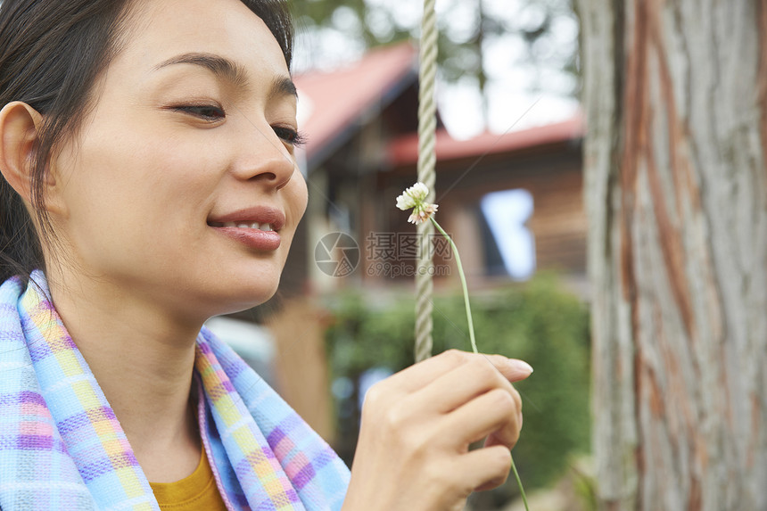 在户外荡秋千的女人图片