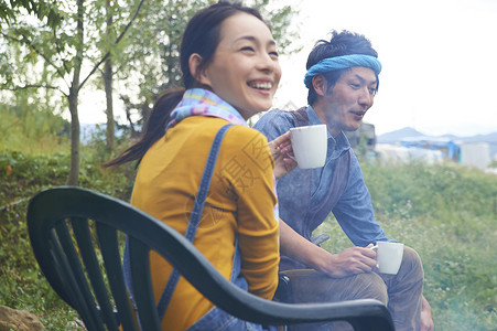 年轻人野外休闲照图片