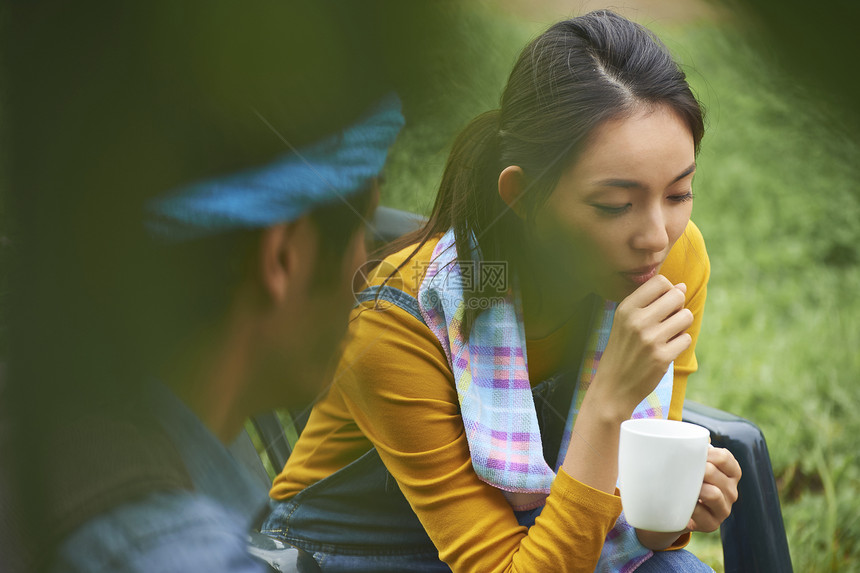 女孩户外肖像照图片