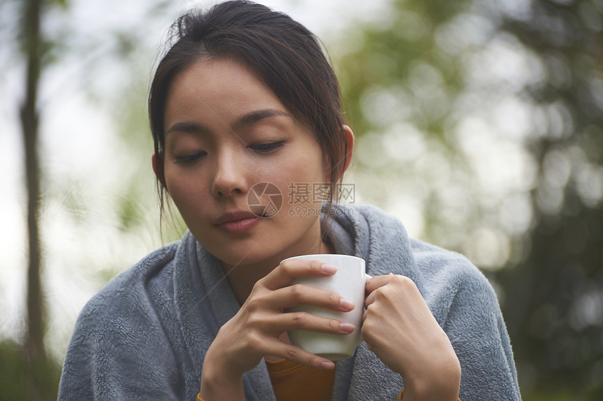 露营时喝咖啡的女性图片