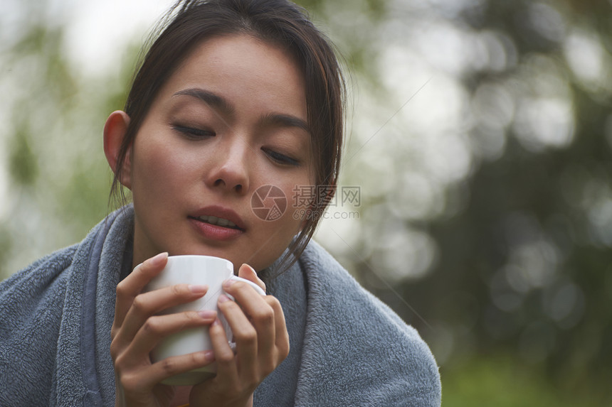 露营时喝咖啡的女性图片