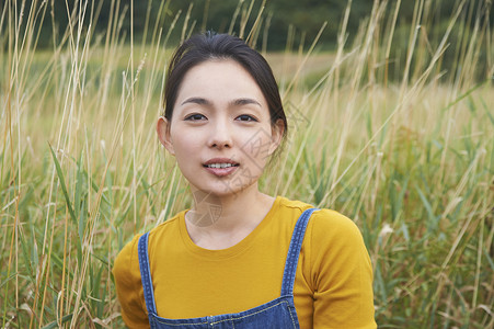 女孩享受乡村生活肖像照高清图片