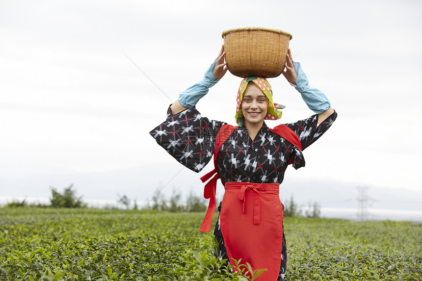   头顶竹筐的外国女性图片