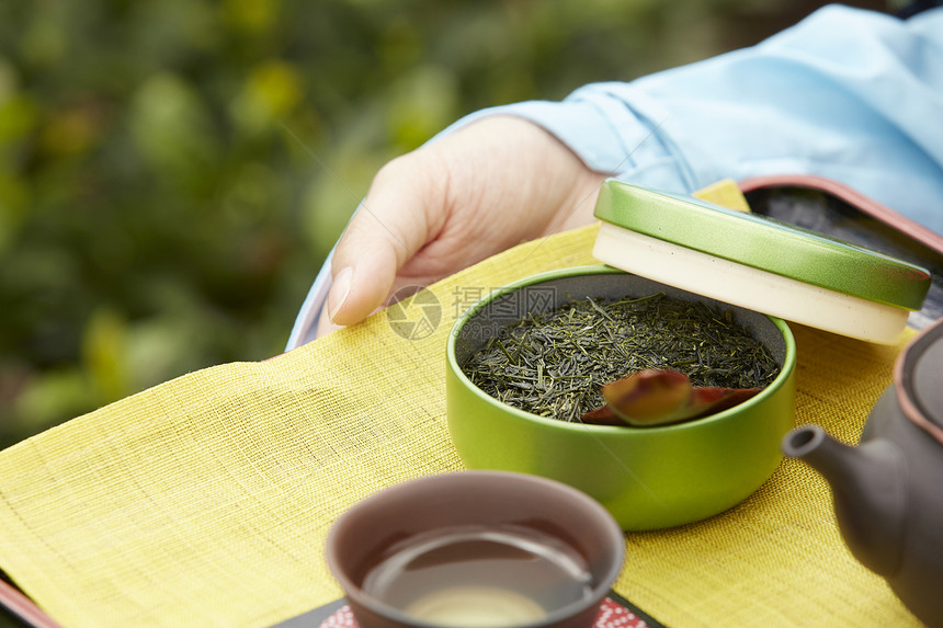 手捧茶具的采茶妇女图片