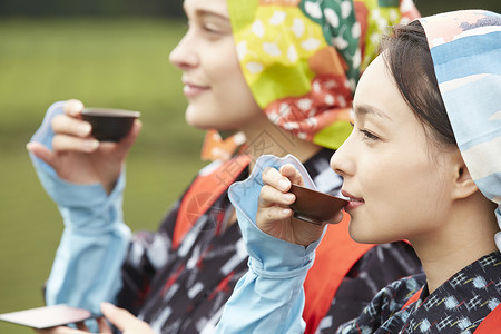 品味茶叶的女子图片