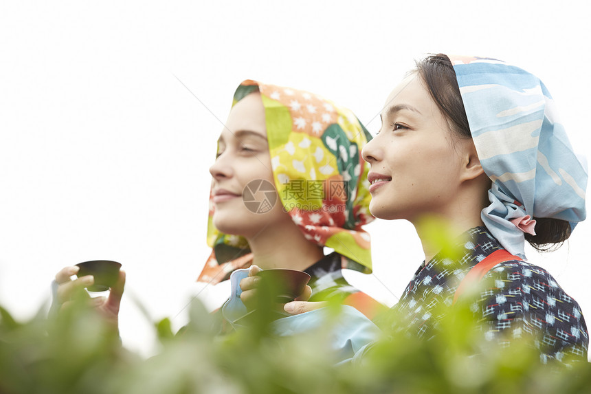 品味新鲜茶叶的女子图片