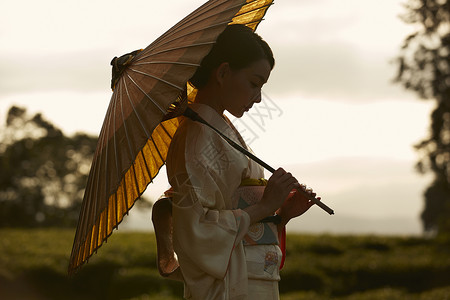 双指右滑打油纸伞的和服少女背景