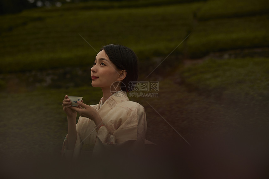 优雅的和服女子茶园品茶图片