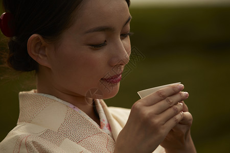 穿着和服的女子打油纸伞图片