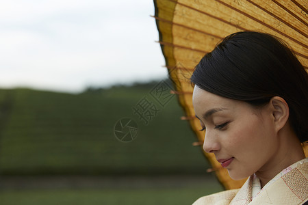 穿着和服的女子打油纸伞图片