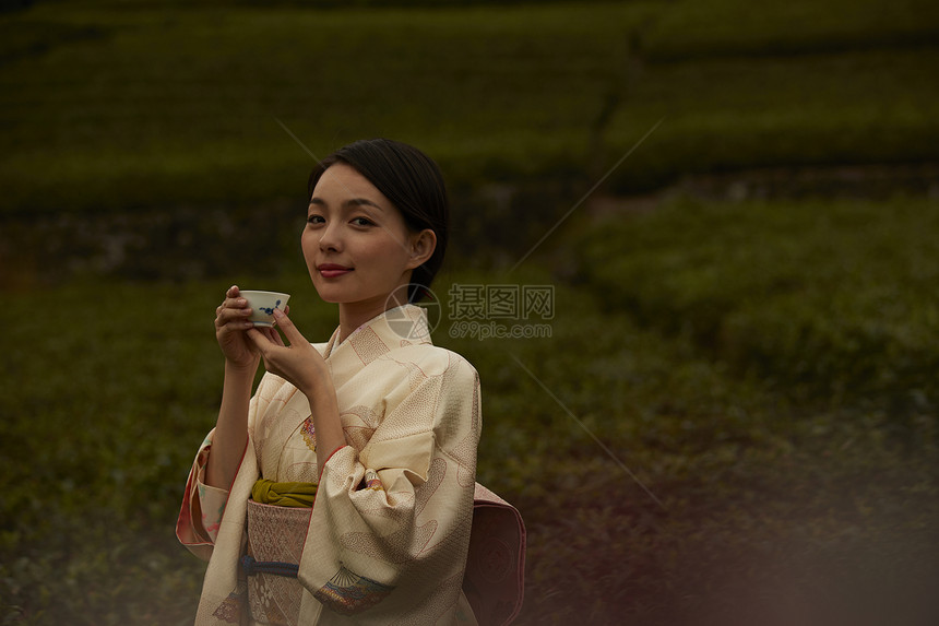 穿着和服的女子在茶园图片