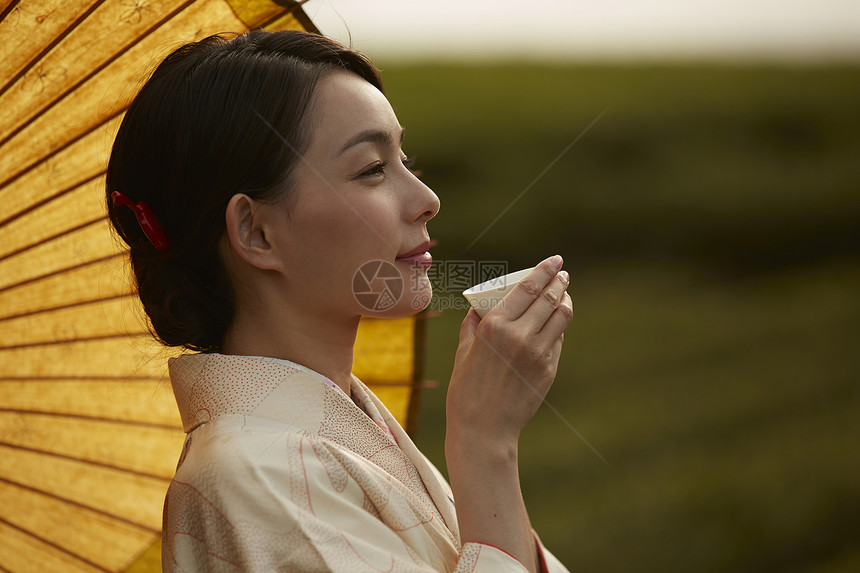 品茶的优雅和服女子图片