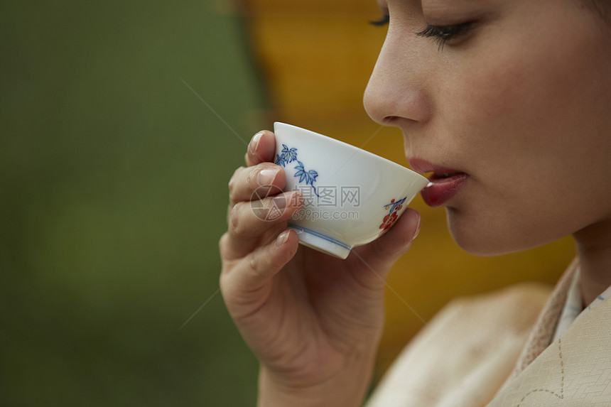 品茶的优雅和服女子图片