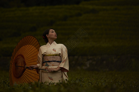 在茶园穿和服的优雅女子图片