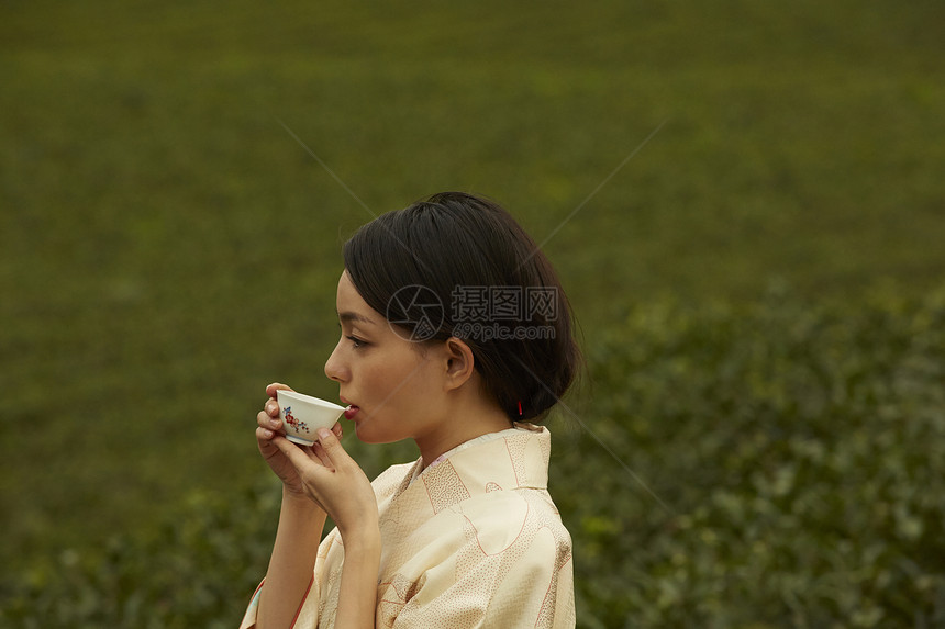 品茶的优雅和服女子图片