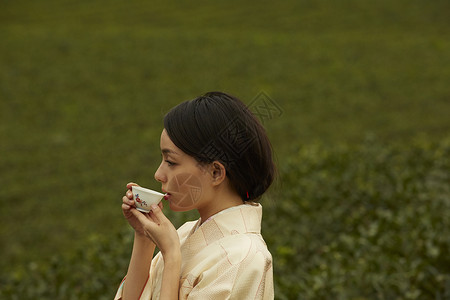 品茶的优雅和服女子背景图片