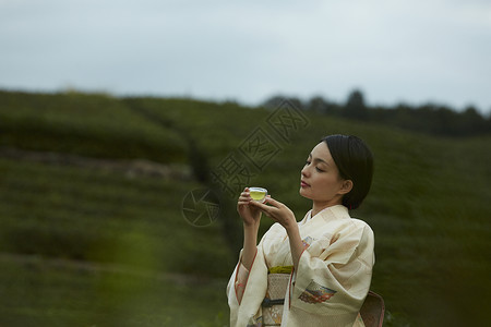 优雅和服女子喝茶图片