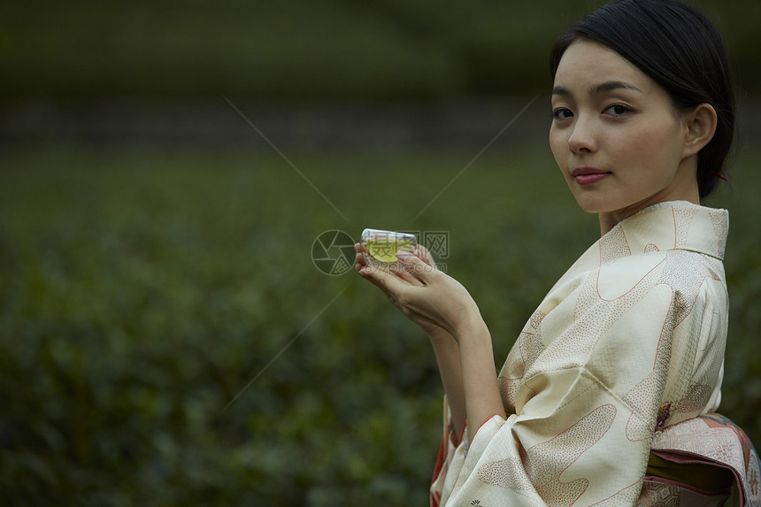 优雅和服女子喝茶图片