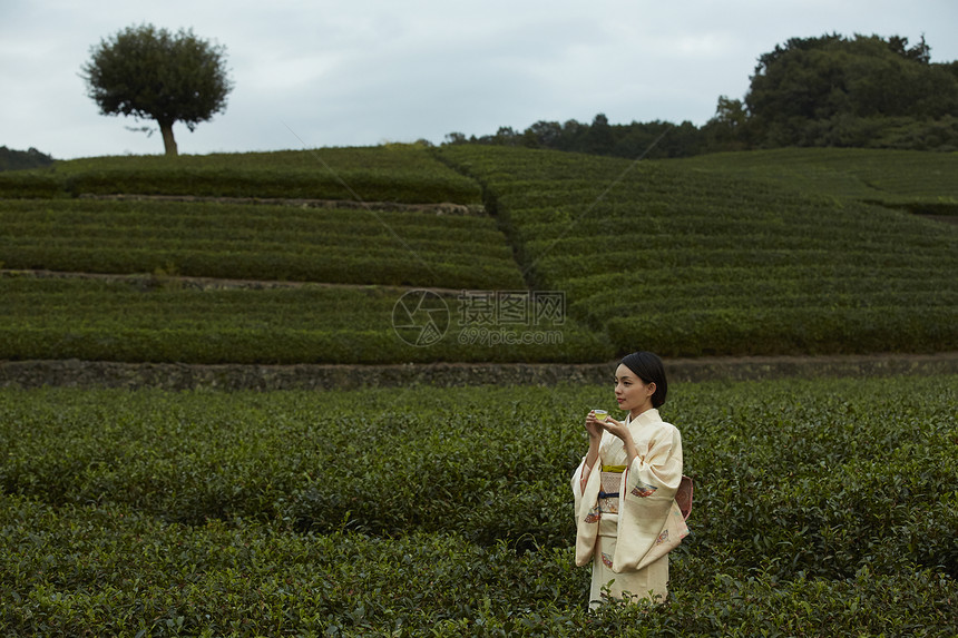 优雅和服女子喝茶图片