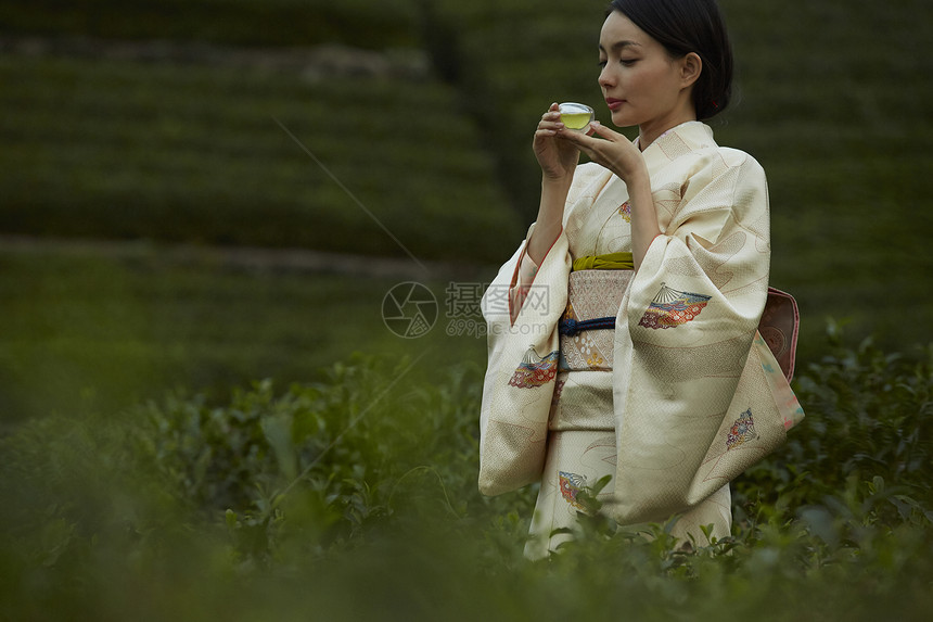 优雅和服女子喝茶图片