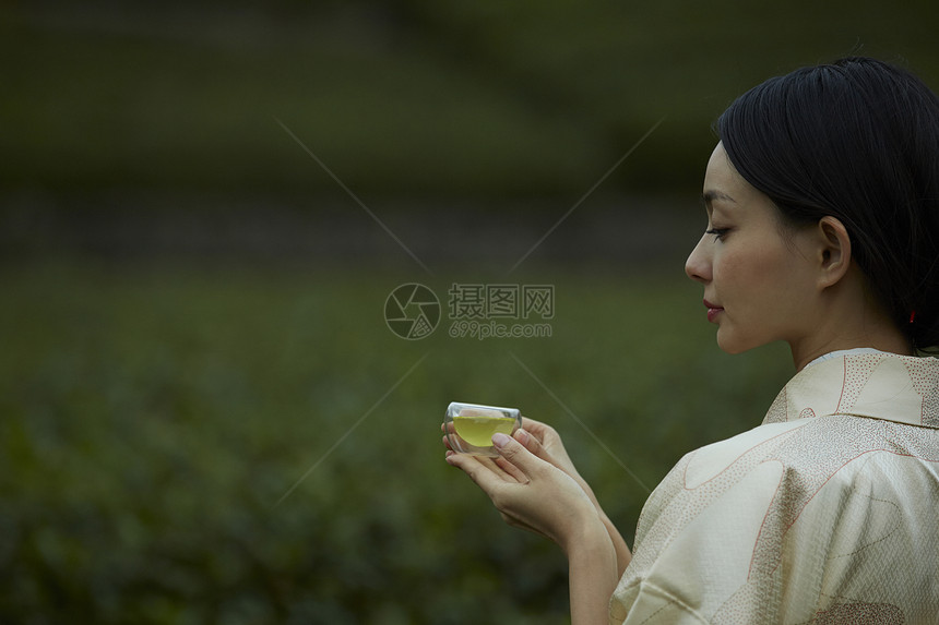 优雅和服女子喝茶图片