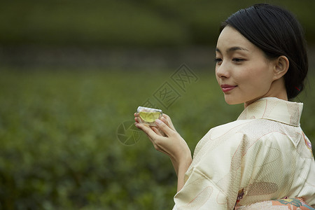 优雅和服女子喝茶背景图片