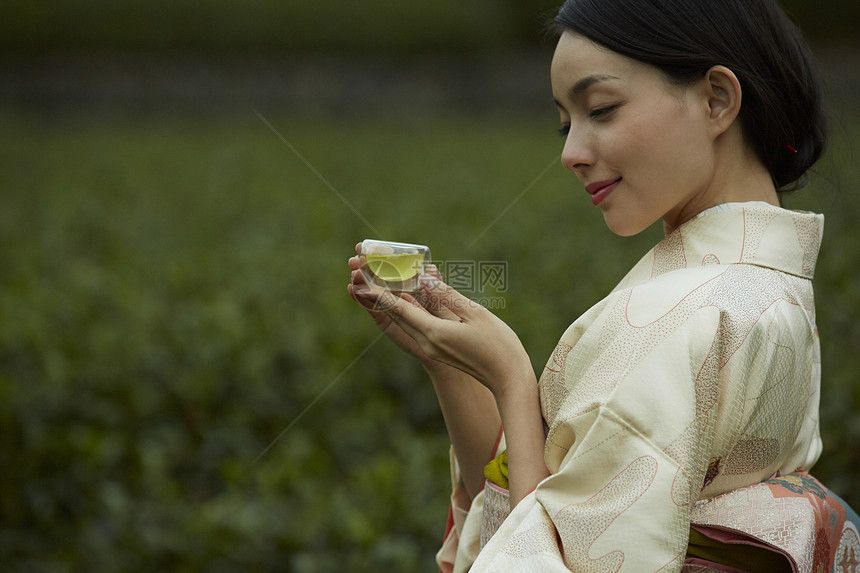 优雅和服女子喝茶图片