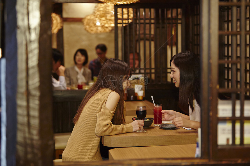 在居酒屋聚餐的女孩图片