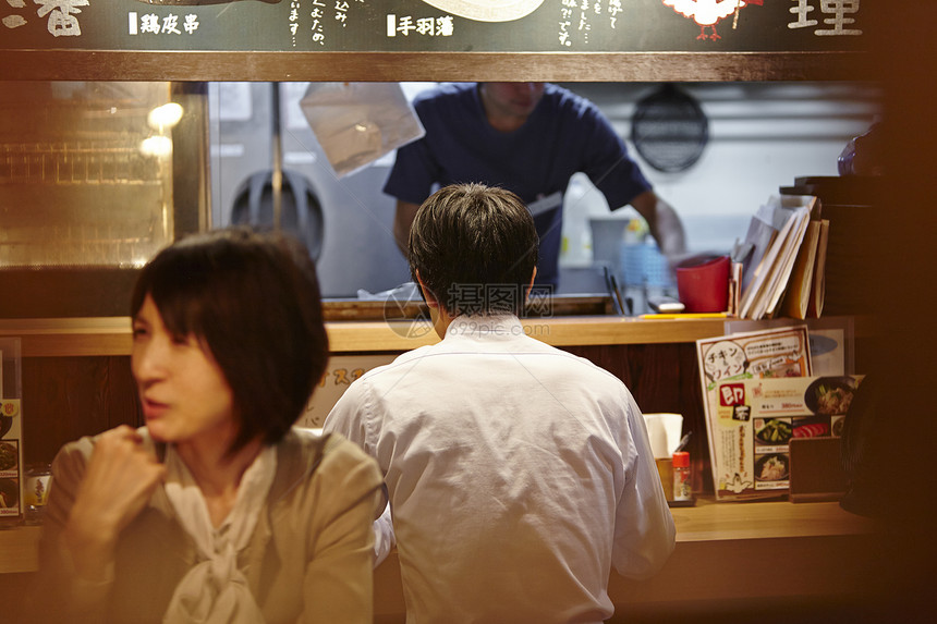 居酒屋吃饭的人图片