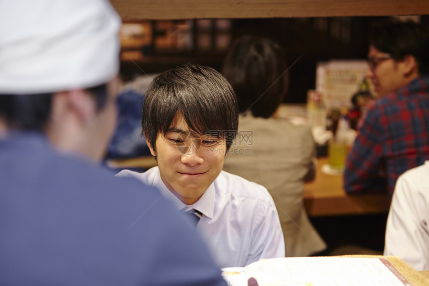 居酒屋吃饭的商务男士图片