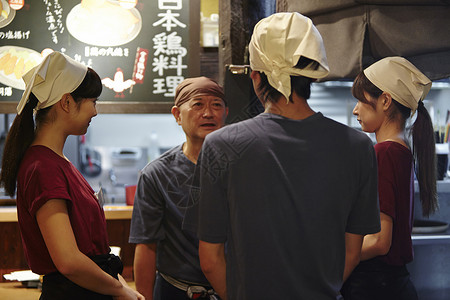 居酒屋服务员与厨师休息聊天高清图片