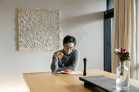 中年男人在家一个人吃午餐图片