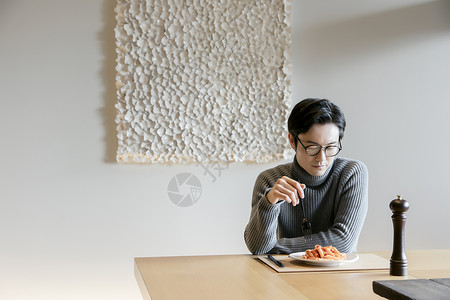 中年男人在家一个人优雅的吃午餐图片