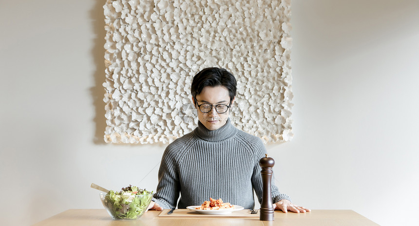 中年男人在家一个人吃午餐图片