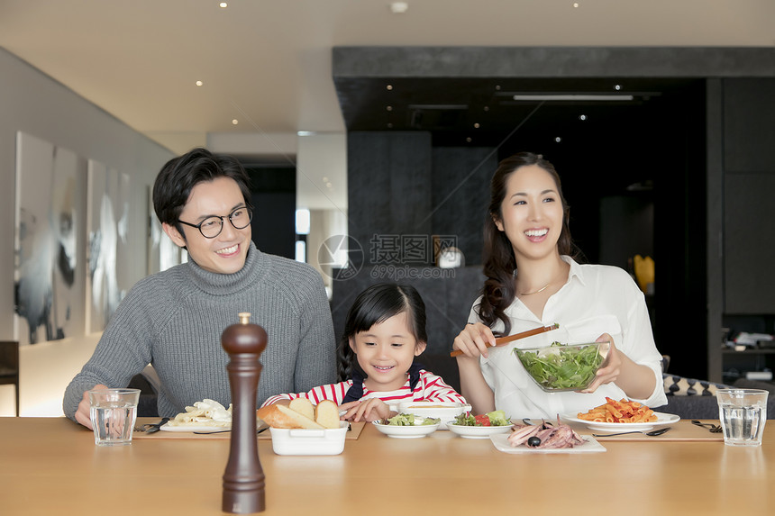 一家人在家里享受美食图片