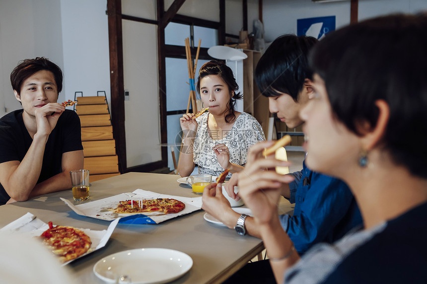 朋友们在享受美食图片