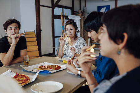 朋友们在享受美食图片