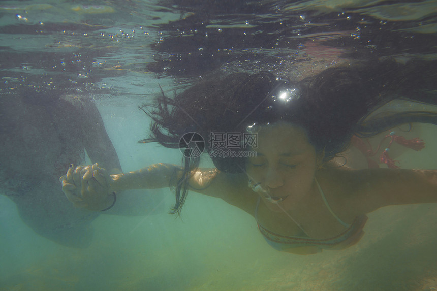 海水下潜水的少女图片