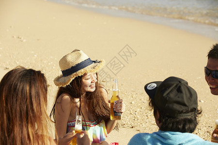 在海边享受度假的年轻人图片