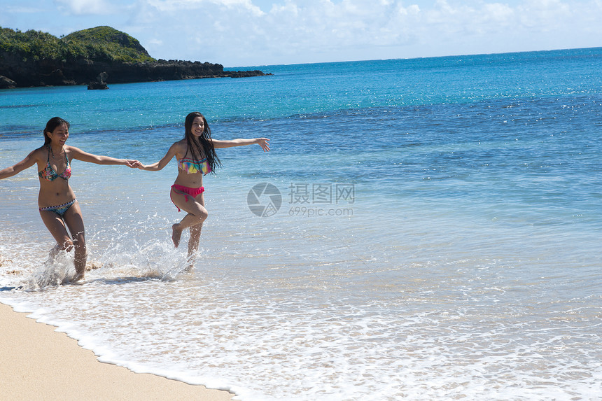 在海边玩耍的女人图片