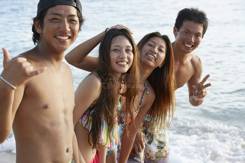 一群青年伙伴在海边度假图片