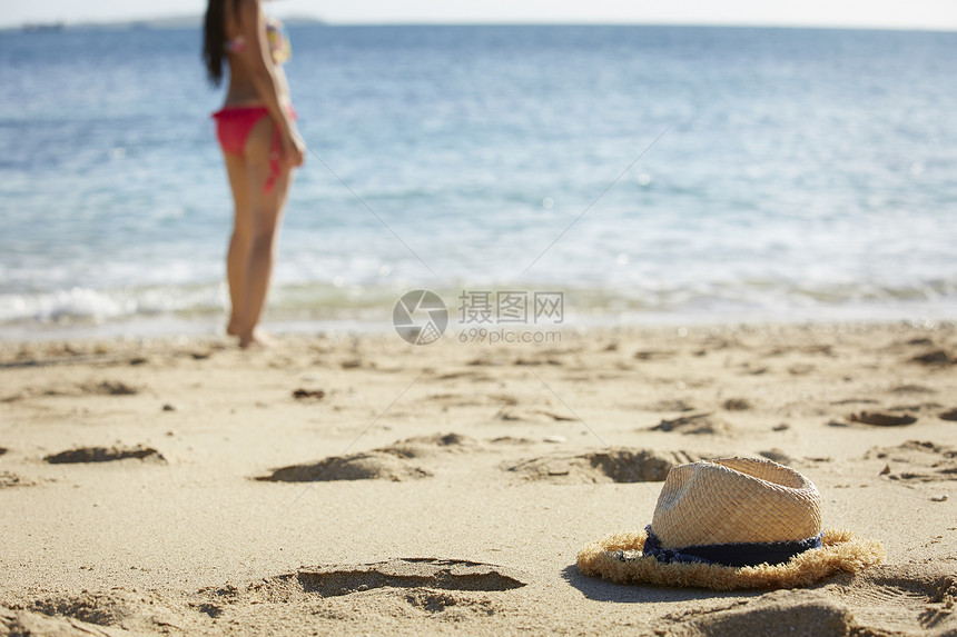 海滩上的少女走向海边图片