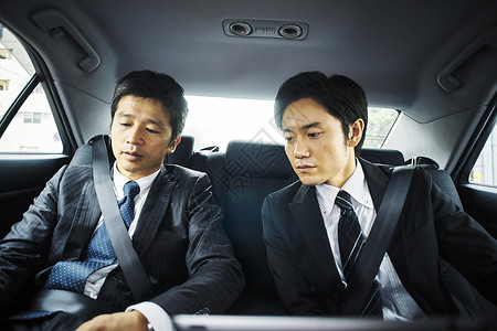 商务车里谈话的商人图片
