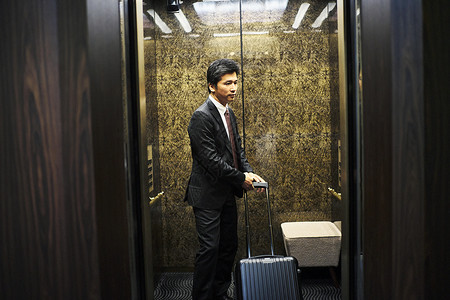 等候乘坐电梯的商人图片