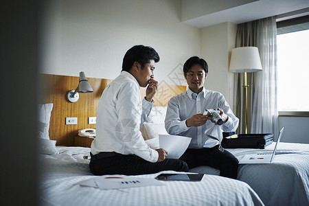 商务男子在酒店房间谈工作图片